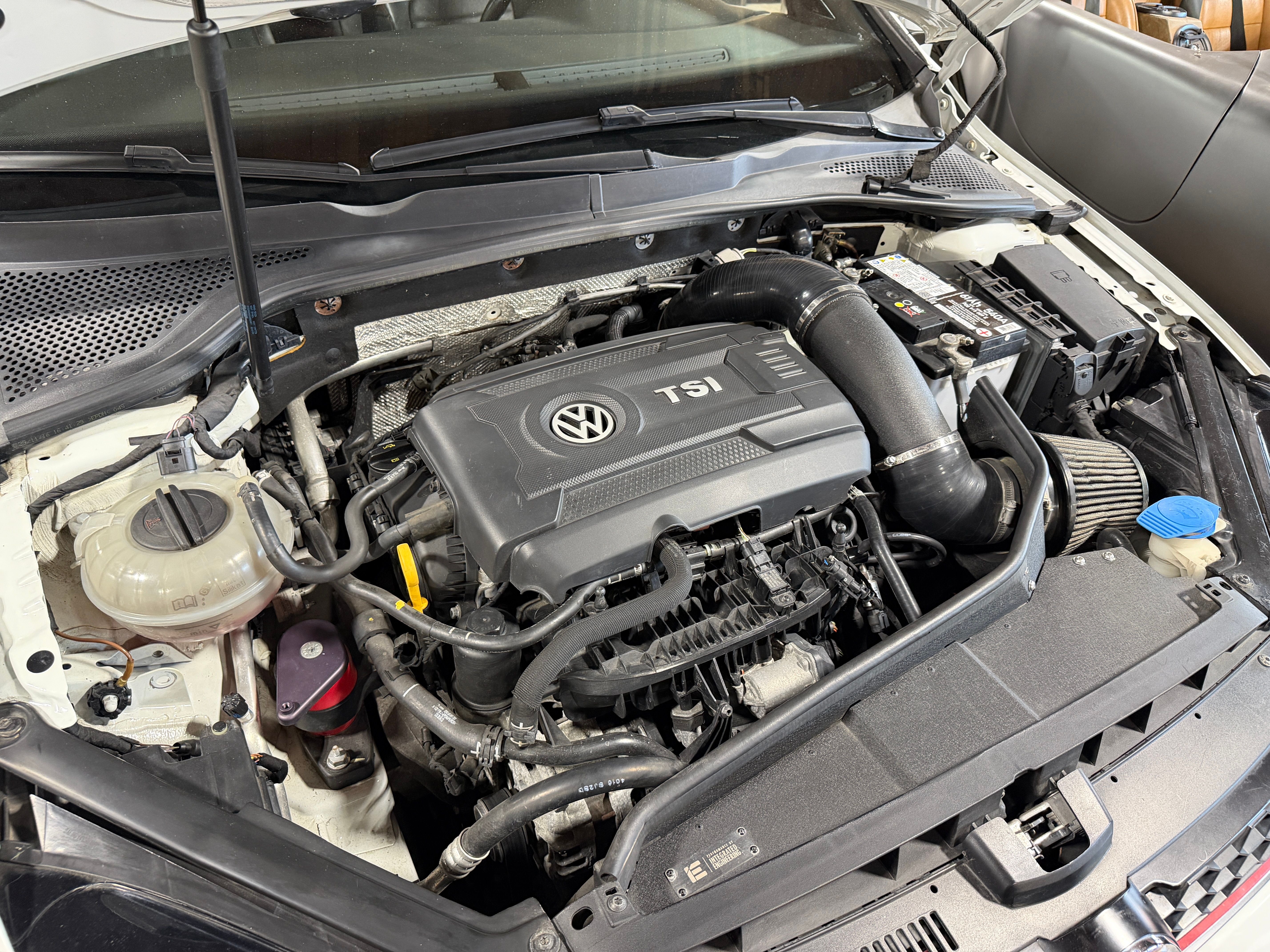 Used 2017 Volkswagen GTI SE w/ Performance Package FWD image 4