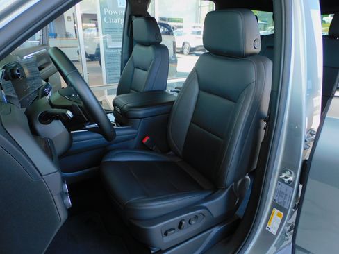Used 2025 Chevrolet Tahoe 4WD LT image 21