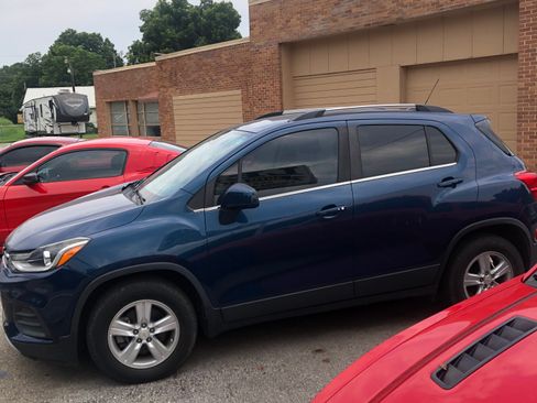 Used 2020 Chevrolet Trax FWD LT w/ 1LT image 2