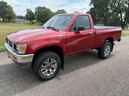 Used 1994 Toyota Pickup 4x4 Regular Cab DX image 1