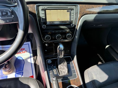 Used 2014 Volkswagen Passat 1.8T SEL Premium image 11