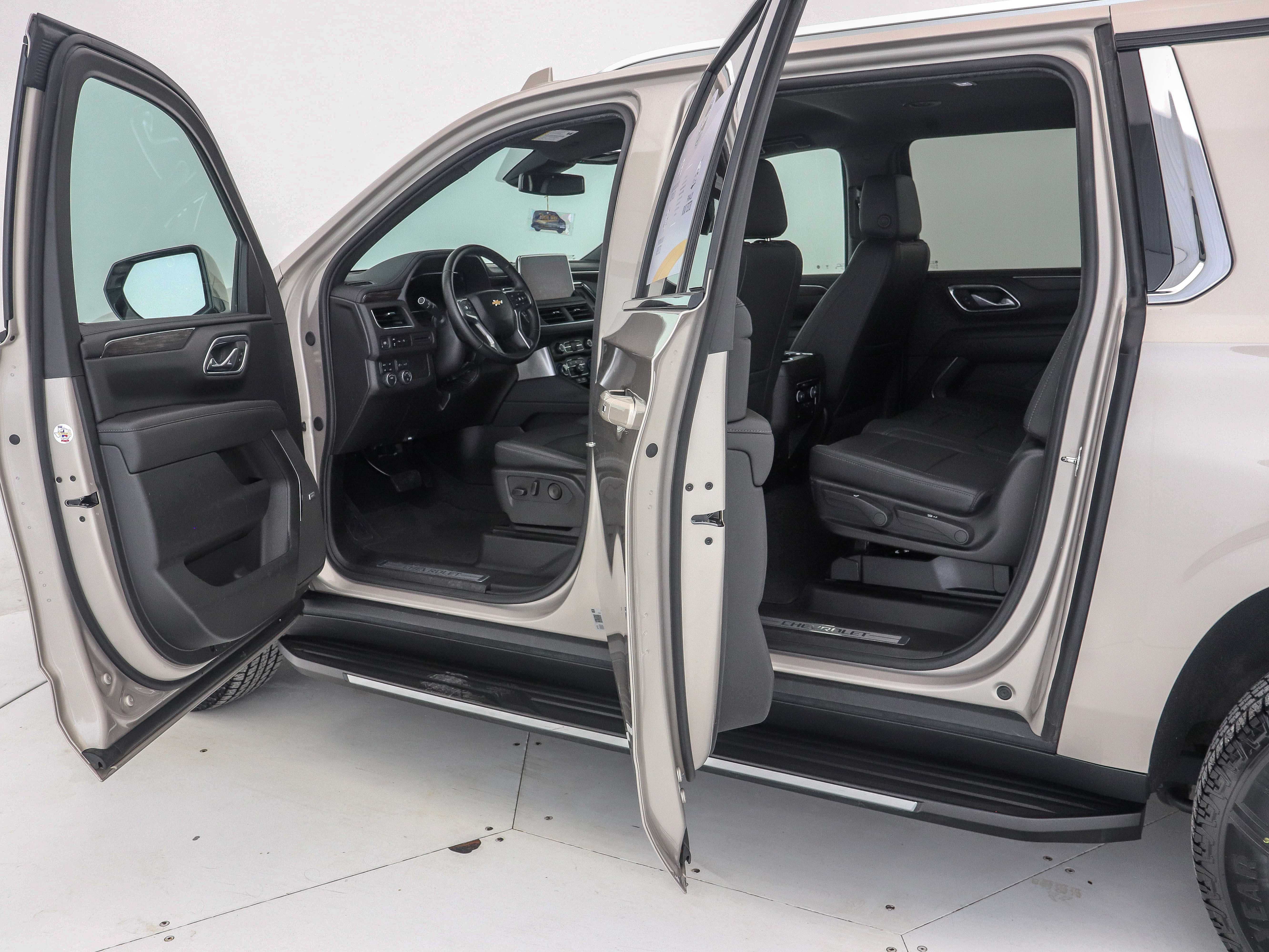 Used 2024 Chevrolet Suburban 4WD LT image 18
