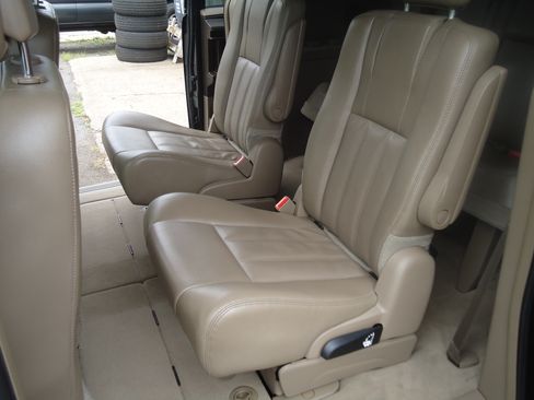 Used 2014 Chrysler Town & Country Touring image 11