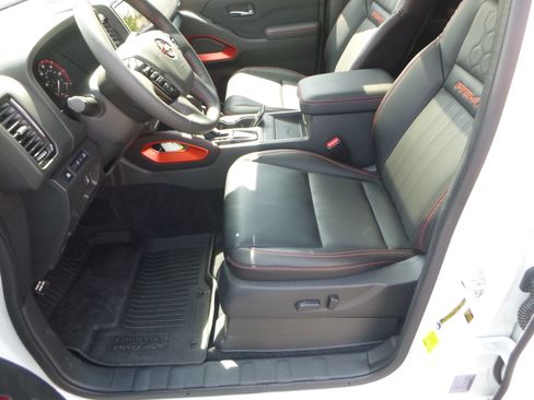 Used 2024 Nissan Frontier 4x4 Crew Cab image 19