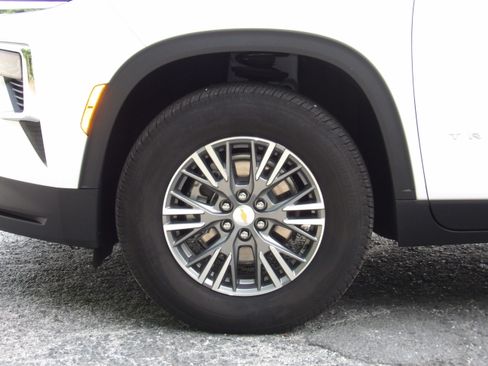 Used 2026 Chevrolet Traverse FWD LT image 8