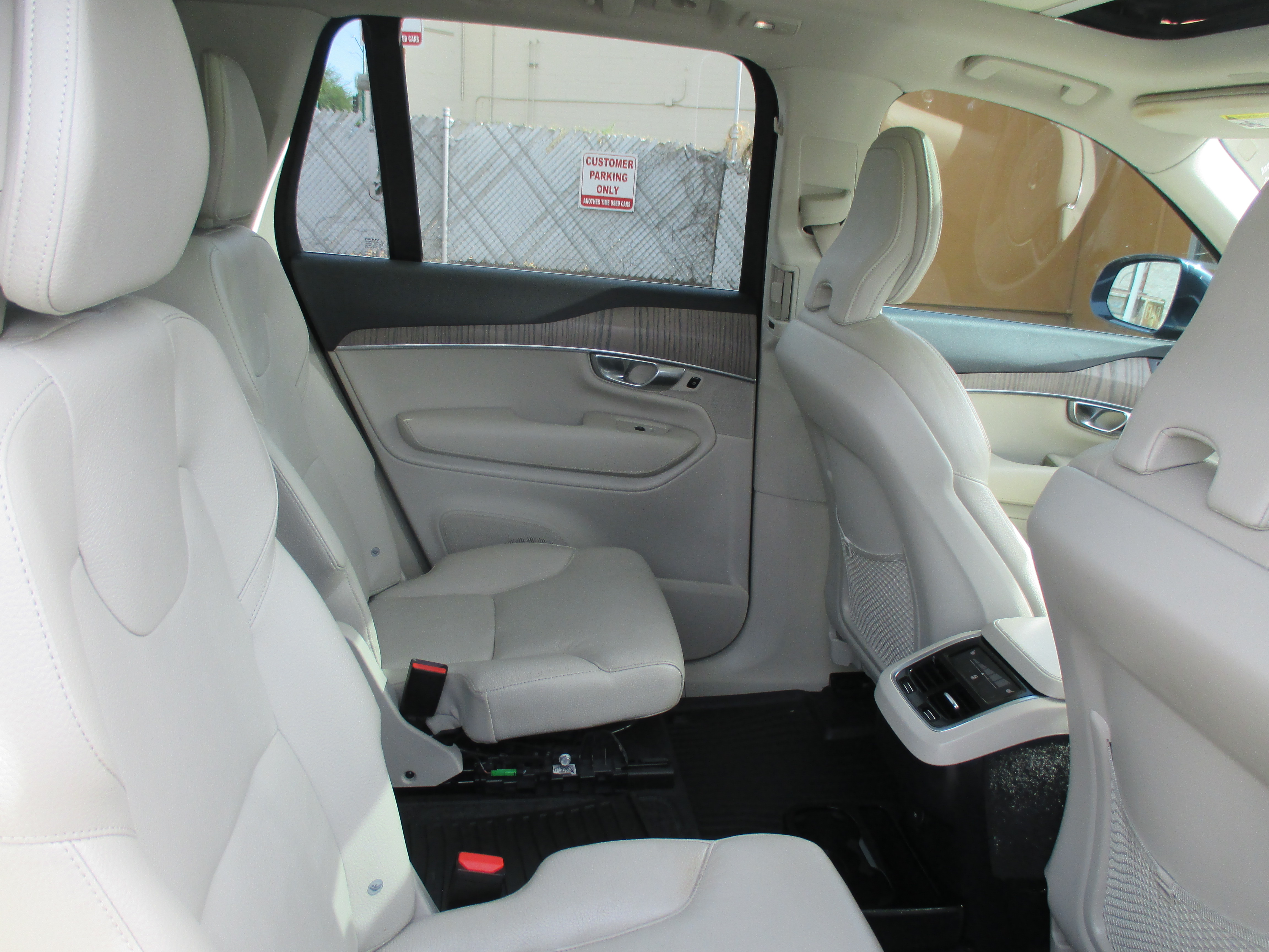 Used 2023 Volvo XC90 AWD B6 Plus Bright image 12
