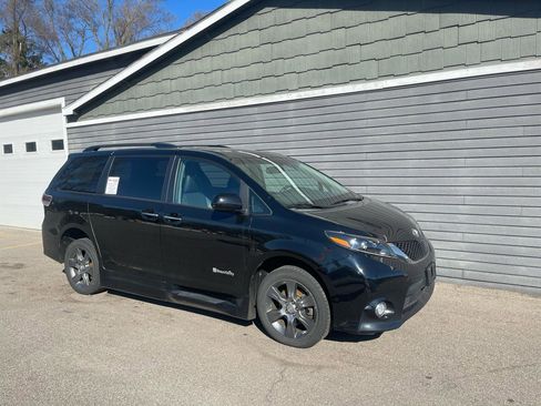 Used 2015 Toyota Sienna SE image 8