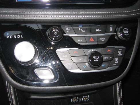 Used 2025 Chrysler Pacifica Limited image 8