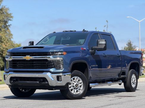 Used 2025 Chevrolet Silverado 2500 4x4 Crew Cab LT image 1