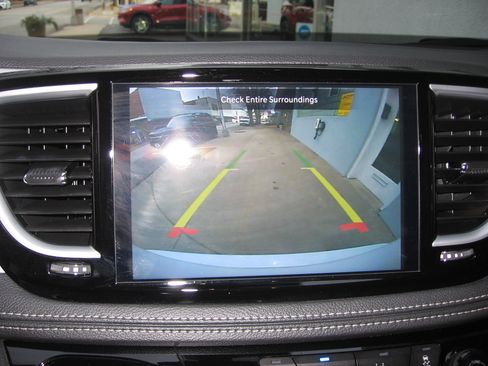Used 2025 Chrysler Pacifica Limited image 15