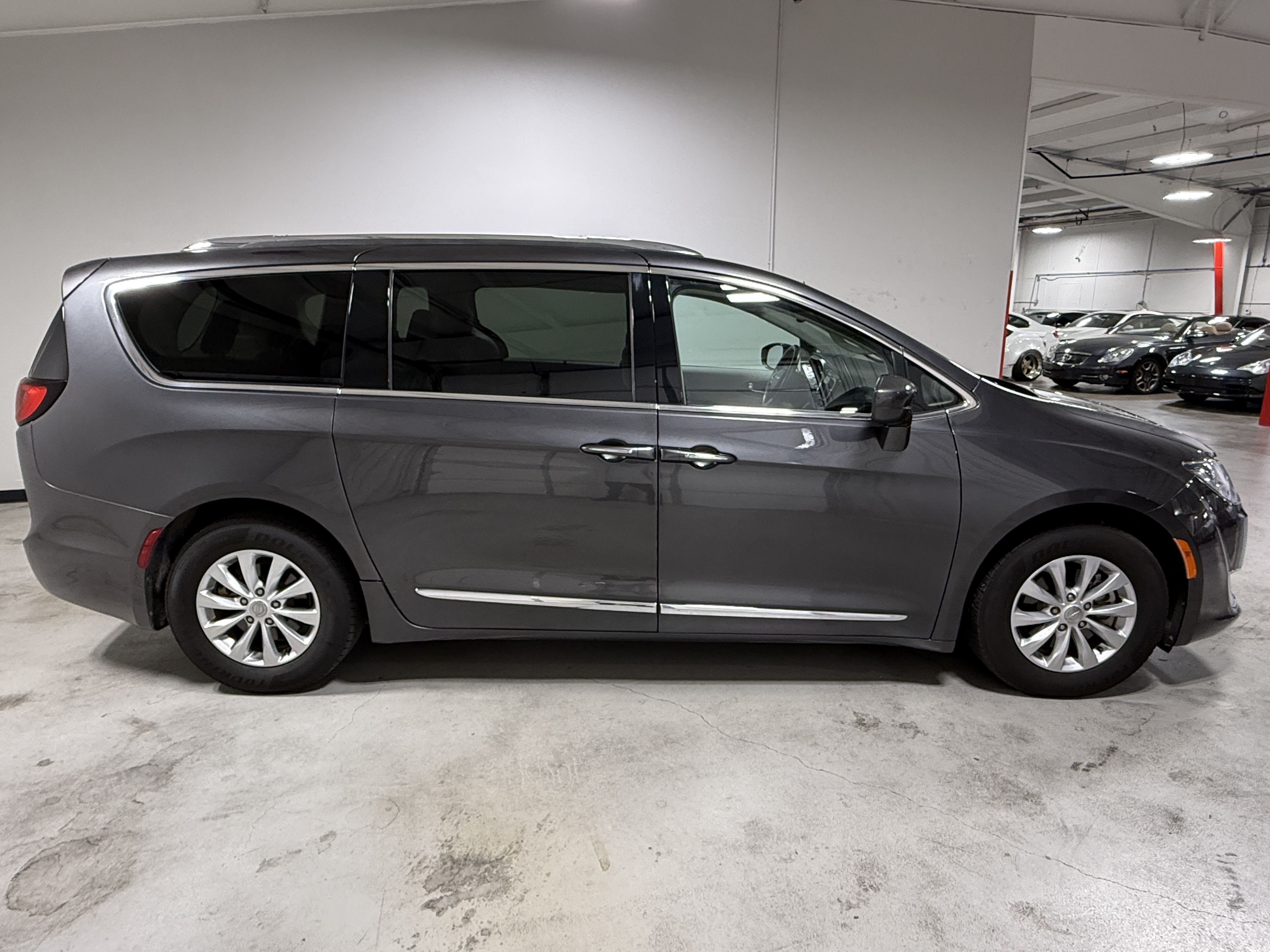 Used 2018 Chrysler Pacifica Touring-L FWD image 3