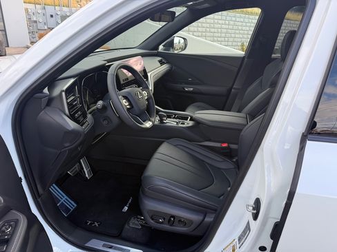 Used 2025 Lexus TX 500h image 10