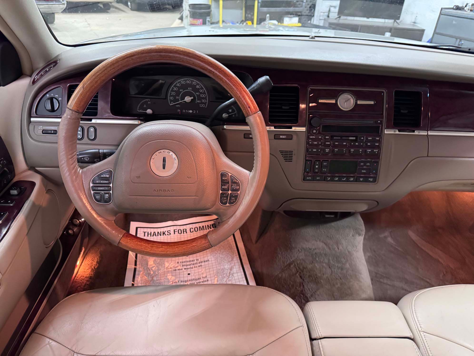 Used 2004 Lincoln Town Car Ultimate RWD image 13