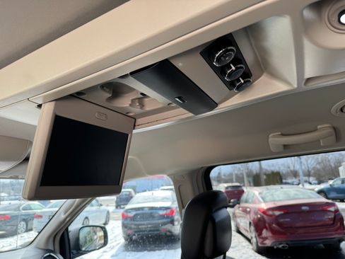 Used 2016 Chrysler Town & Country Touring image 10