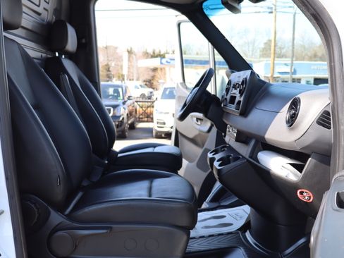 Used 2022 Mercedes-Benz Sprinter 2500 image 13
