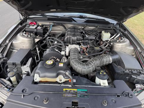Used 2005 Ford Mustang Premium image 28