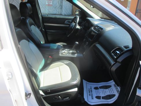 Used 2018 Ford Explorer XLT image 4
