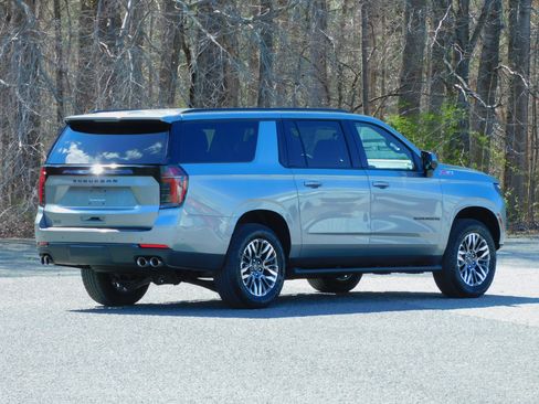 Used 2025 Chevrolet Suburban Z71 image 7