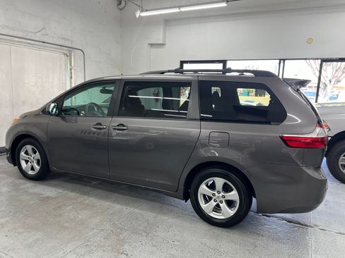Used 2017 Toyota Sienna LE image 3