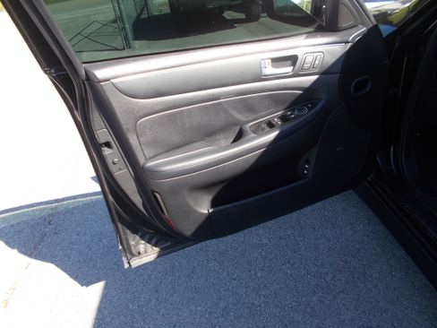 Used 2012 Hyundai Genesis 5.0 RWD image 5