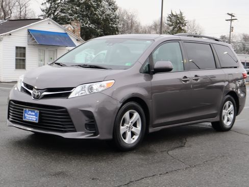 Used 2020 Toyota Sienna LE image 4