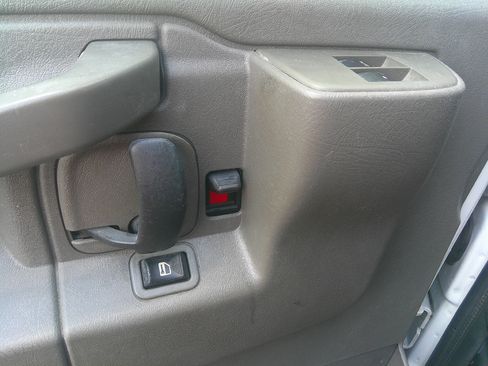 Used 2017 Chevrolet Express 3500 UNAVAIL RWD image 8