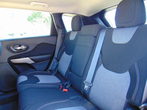 Used 2018 Jeep Cherokee Latitude image 21