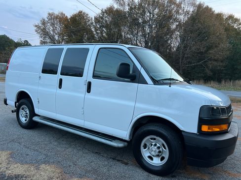 Used 2023 Chevrolet Express 2500 image 3