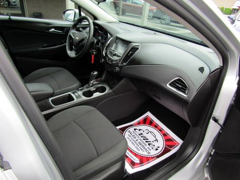 Used 2016 Chevrolet Cruze LT Sedan FWD image 24