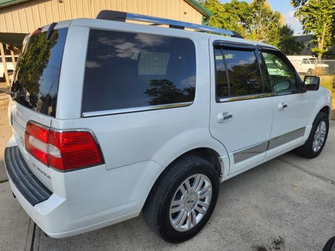 Used 2011 Lincoln Navigator image 4