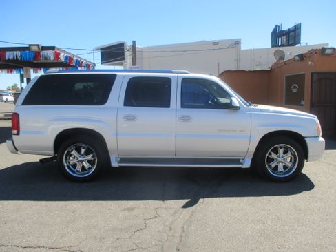 Used 2005 Cadillac Escalade ESV Premium image 2