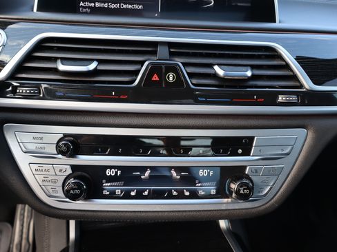 Used 2021 BMW 750i xDrive image 34