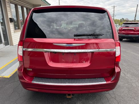 Used 2014 Chrysler Town & Country Touring FWD image 5