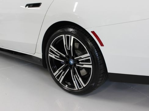Used 2023 BMW i7 xDrive60 AWD/4WD image 13