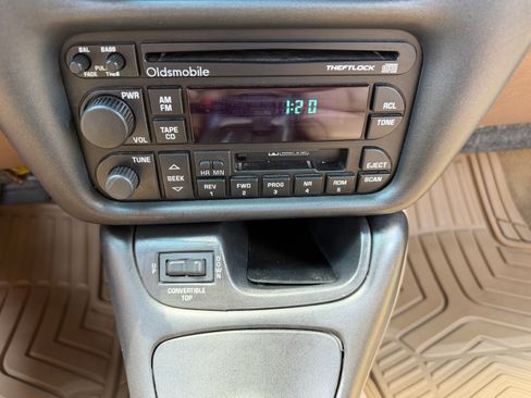 Used 1995 Oldsmobile Cutlass Supreme Convertible FWD image 11