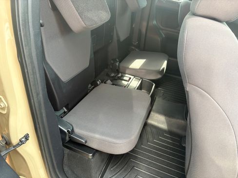 Used 2017 Toyota Tacoma 4x4 Access Cab image 12