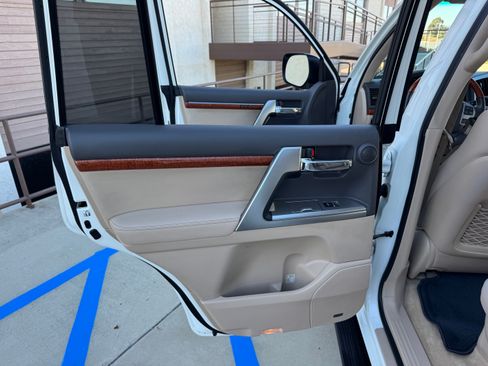Used 2015 Toyota Land Cruiser image 24