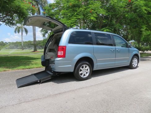 Used 2010 Chrysler Town & Country Touring FWD image 1