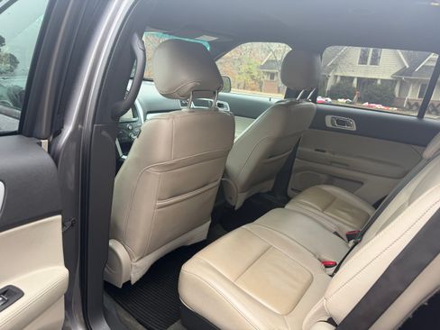 Used 2014 Ford Explorer XLT image 32