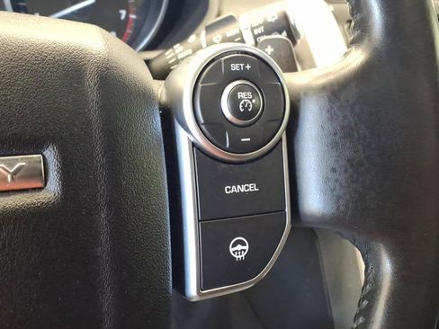 Used 2017 Land Rover Discovery HSE image 12