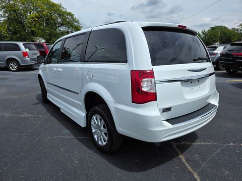 Used 2014 Chrysler Town & Country Touring image 7