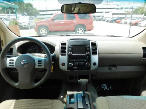 Used 2018 Nissan Frontier 2WD Crew Cab image 11