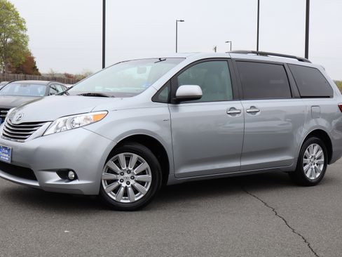 Used 2017 Toyota Sienna XLE image 2