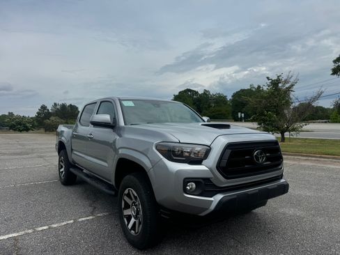 Used 2021 Toyota Tacoma SR5 AWD/4WD image 2