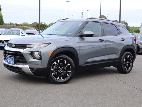 Used 2021 Chevrolet TrailBlazer FWD LT image 2