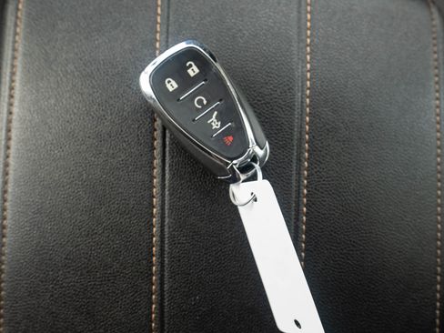 Used 2021 Chevrolet Traverse AWD LT image 36