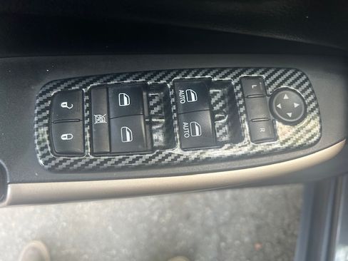 Used 2018 Jeep Cherokee FWD Limited image 23