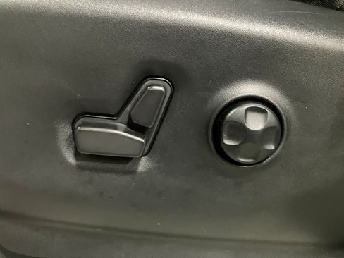 Used 2023 Chrysler Pacifica Touring-L image 10