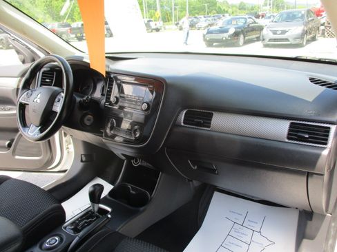 Used 2016 Mitsubishi Outlander 4WD ES image 25