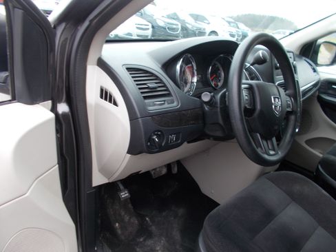 Used 2016 Dodge Grand Caravan image 6